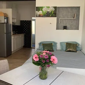 Magnifique Au 2eme Etage, A Proximite De La Gare Du Midi! Apartment